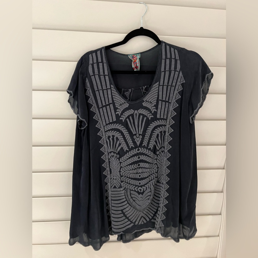 Johnny Was Gray embroidered top size medium